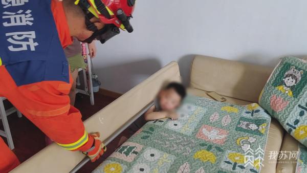 k1体育官方网站男孩头卡沙发缝隙 苏州消防员救助后贴心解释：不收费